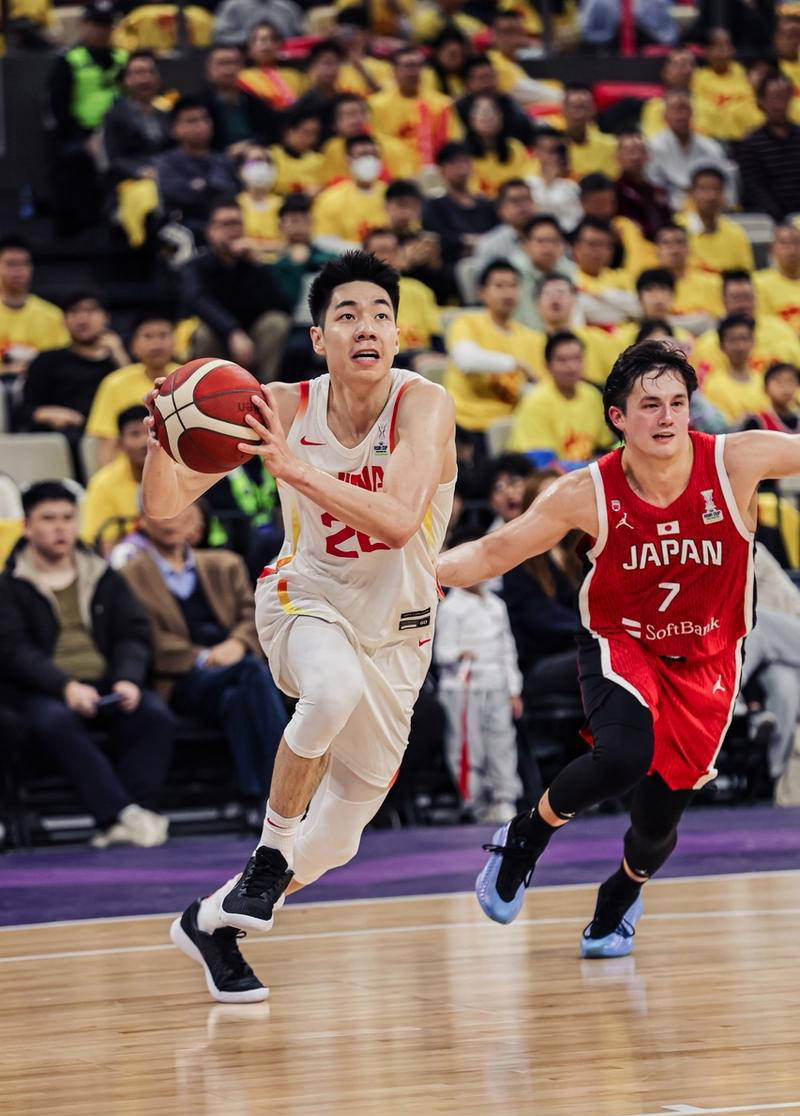 中国男篮碾压希腊男篮，哈里斯关键制胜