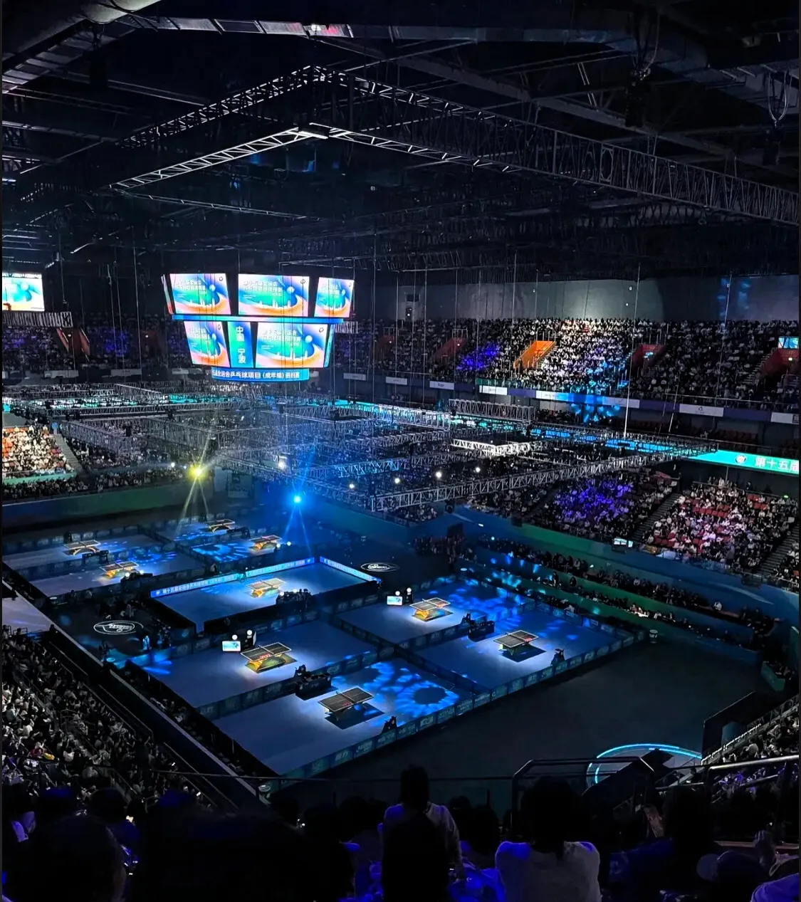 场面火爆！乒乓球观众席沸腾不已